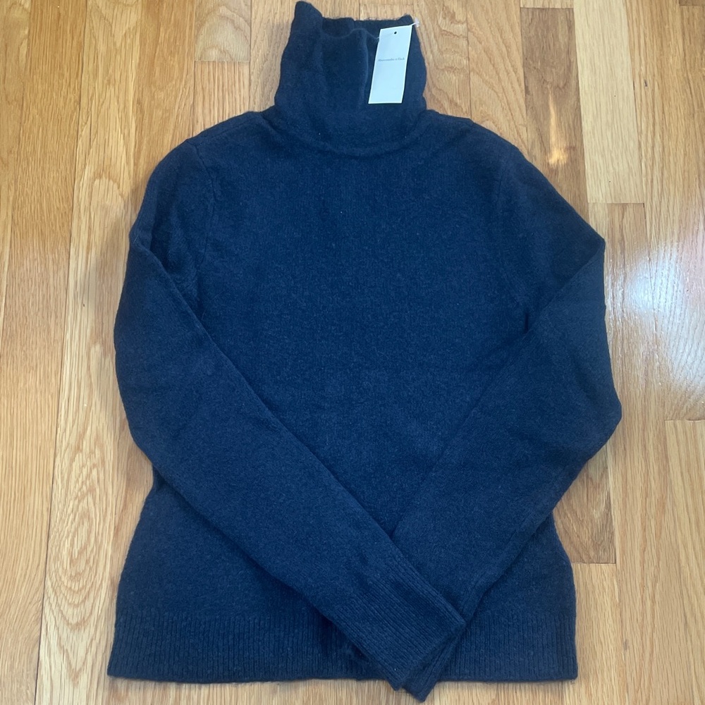 NWT New with Tags Abercrombie & Fitch Women’s Slim Turtleneck Indigo Sweater